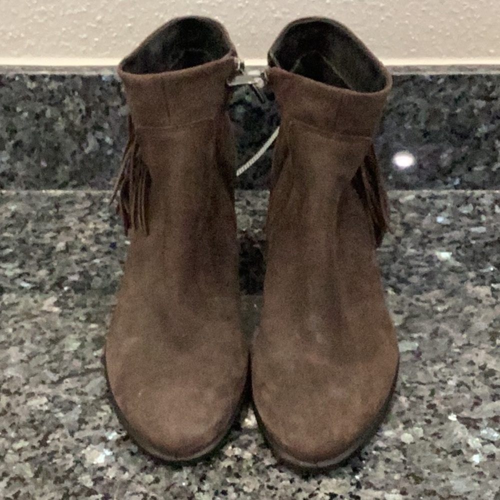 New Ecco Boots Heeled Brown Never Worn Euro Size 40/US Size 9-9.5 (Item#S020)